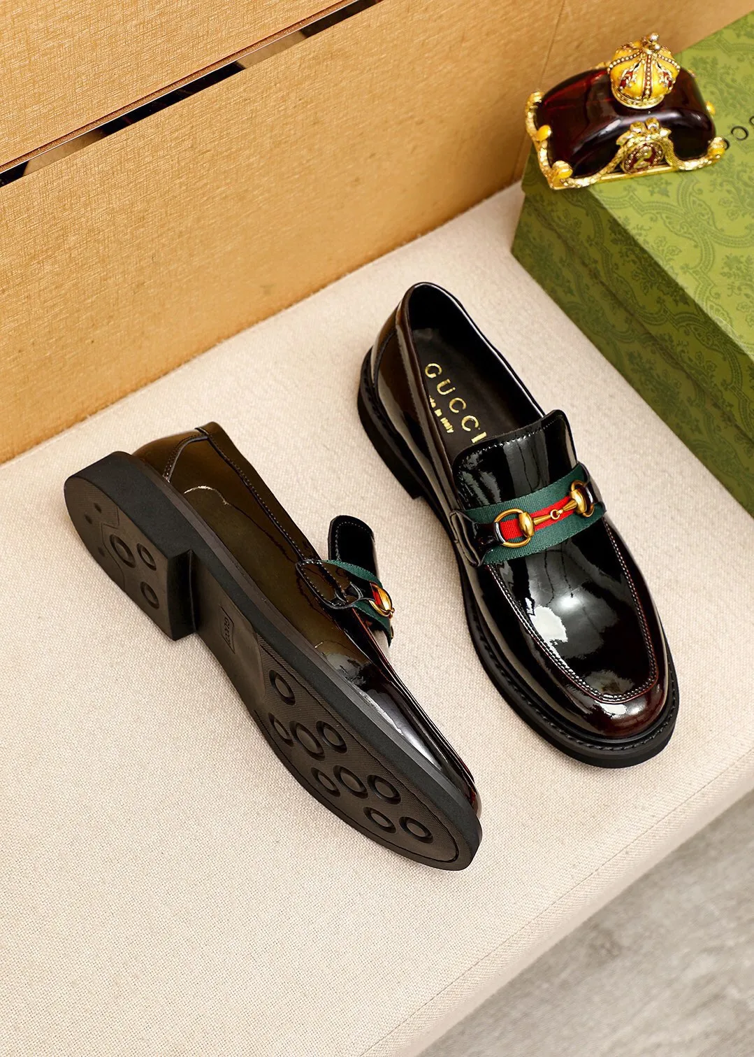Men's shoes 💰560 💐 Product trademark: GUCCI "Gucci" casual leather shoes Regular size: 38-44 (45🉑️customized) Product materials: Selected imported first-layer open-edge beaded calfskin upper + classic hardware buckle, imported water-dyed cowhide leather lining. Strong three-dimensional visual effect, rubber outsole Color: 2⃣️colors available